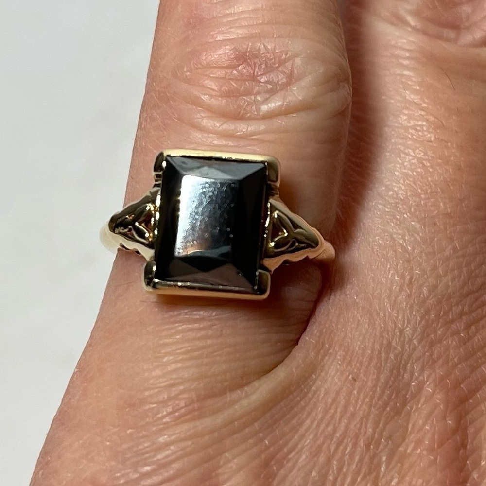 10K Yellow Gold VINTAGE HEMATITE RING. Square stone
Size 5